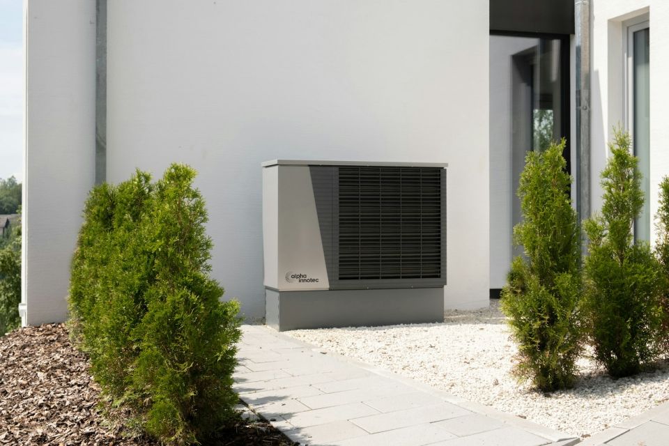 Luft-Wasser-Wärmepumpe (Monoblock) an einem modernen Wohnhaus — Beispielmotiv