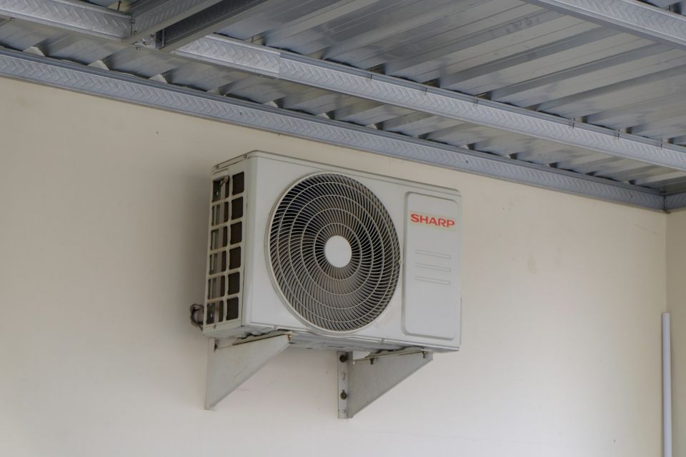 Außeneinheit einer Split-Klimaanlage an der Gebäudewand