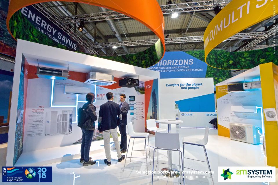VRF-System mit Außengerät und mehreren Innengeräten (Wand, Kassette, Kanal) auf einer Ausstellungspräsentation